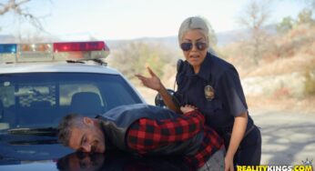 Beni polis aracına yaslayan seksi polise sikimi yasladım